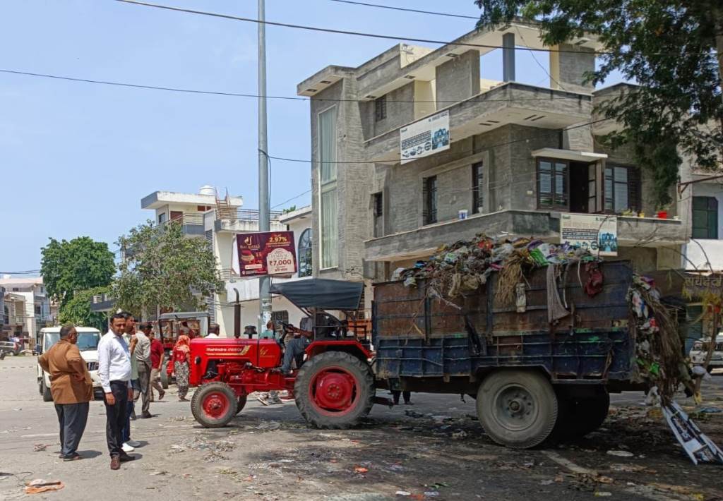 Municipal Corporation strives to rid the city of filth sanitation drive launched on a war footing amidst strike Saloni Sharma Municipal Commissioner